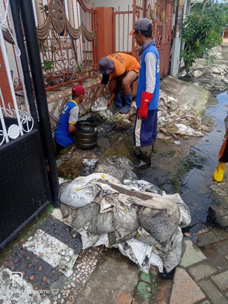 Laskar Pelangi Operasional DPU Bersihkan Lorong Wisata