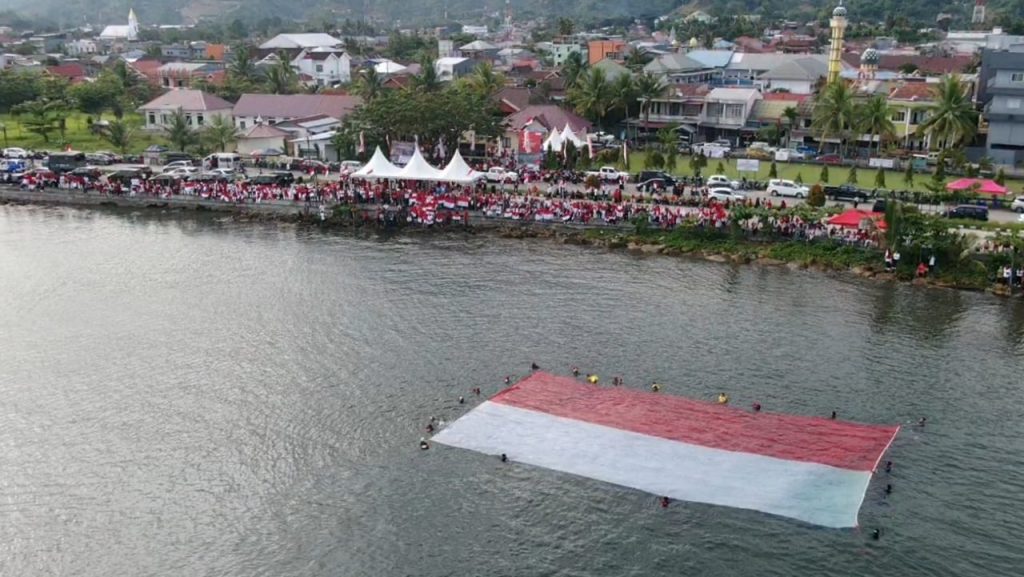 Sulbar Kibarkan Merah Putih Seberangi Teluk Mamuju