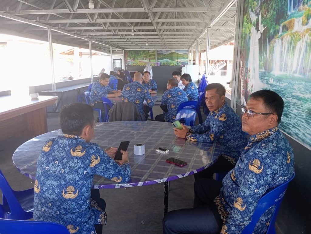 Pasca Libur Lebaran, Sekwan DPRD Sulbar Lakukan Rapat Internal Bersama Para Pegawai Setempat