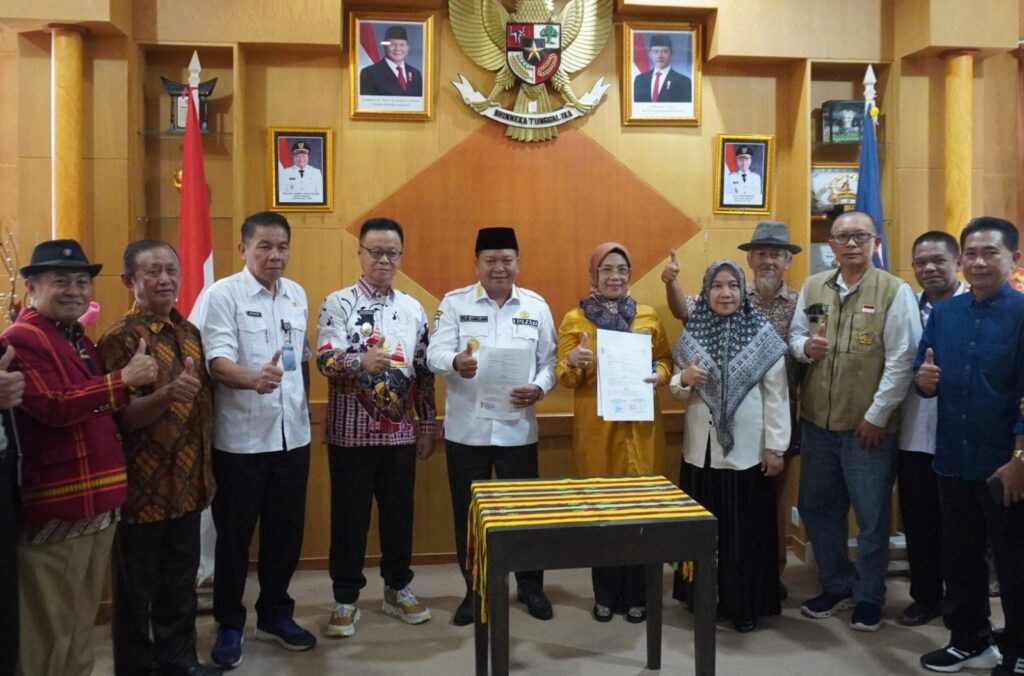 penandatanganan dan penetapan Masyarakat Perlindungan Indikasi Geografis (MPIG) Kopi Mamasa antara Pemerintah Kabupaten Mamasa dan Politeknik Negeri Pangkajene Kepulauan, yang digelar di Ruang Kerja Bupati Mamasa, Rabu (18/2/2026)