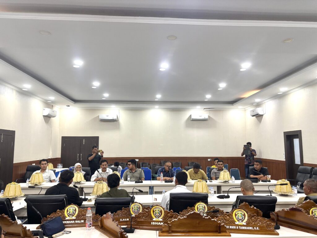 DPRD Mamuju Tengah Dorong Reformasi Tata Kelola Sawit, Perusahaan Diminta Percepat Pembelian TBS dan Lindungi Petani DPRD Mamuju Tengah Dorong Reformasi Tata Kelola Sawit, Perusahaan Diminta Percepat Pembelian TBS dan Lindungi Petani